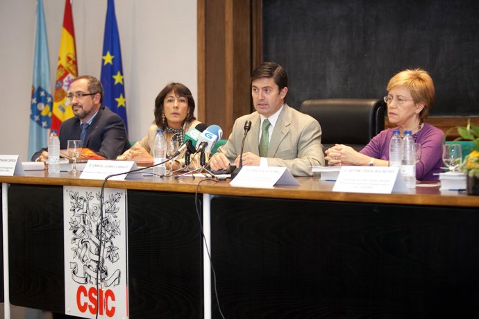 O conselleiro do Medio Rural, Samuel Juárez, acompañado polo director xeral de M