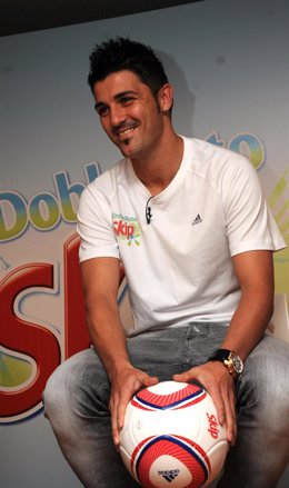 El futbolista asturiano David Villa, como imagen del detergente Skip 