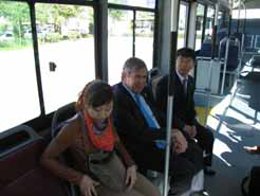 El consejero Roig visita uno de los autobuses que fabrica Foton.