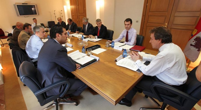 El consejero de la Presidencia se reúne con delegados territoriales