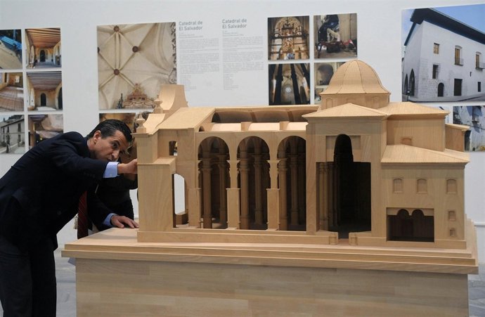 MIró durante la visita a 'Restaura'