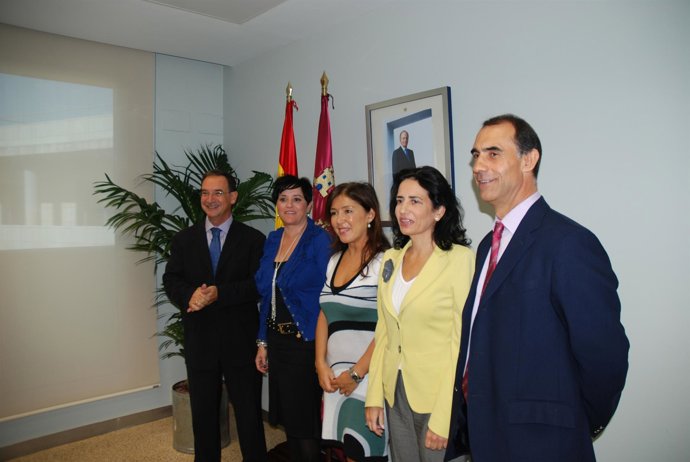 Los cinco consejeros, posando para la prensa