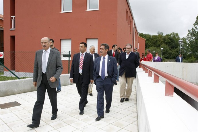 Las autoridades, tras la visita de las viviendas. 