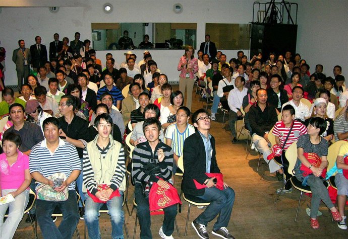 La consejera de Cultura visita la actividad Aprende español en Castilla y León