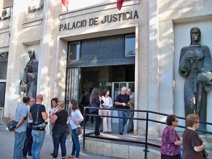 Puerta del Palacio de Justicia 