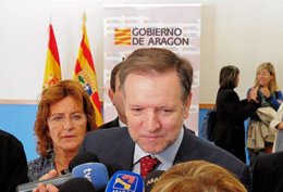 El presidente del Gobierno de Aragón, Marcelino Iglesias, atiende a los medios e