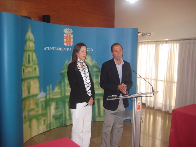El alcalde de Murcia, Miguel Ángel Cámara, y la concejala, Nuria Fuentes, compar