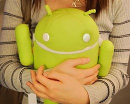 Una chica abraza su peluche de Android.
