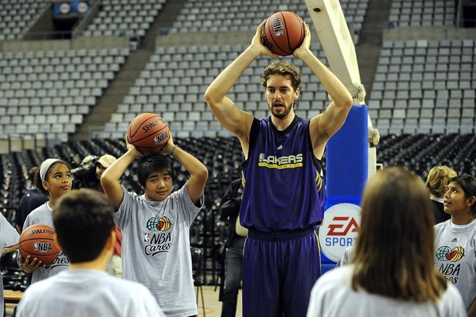 Pau Gasol, con NBA Cares 