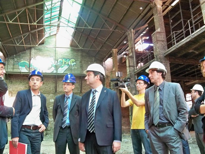 Visita a la antigua fábrica de Oliva Artés encabezada por el alcalde, Jordi Here