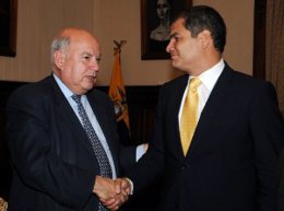El secretario general de la OEA, José Miguel Insulza, y el presidente de Ecuador