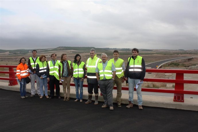La consejera Alba, durante la visita a las obras de la variante de Mendavia.