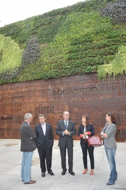 El alcalde de Málaga, Francisco de la Torre, visita las obras de la ludoteca mun
