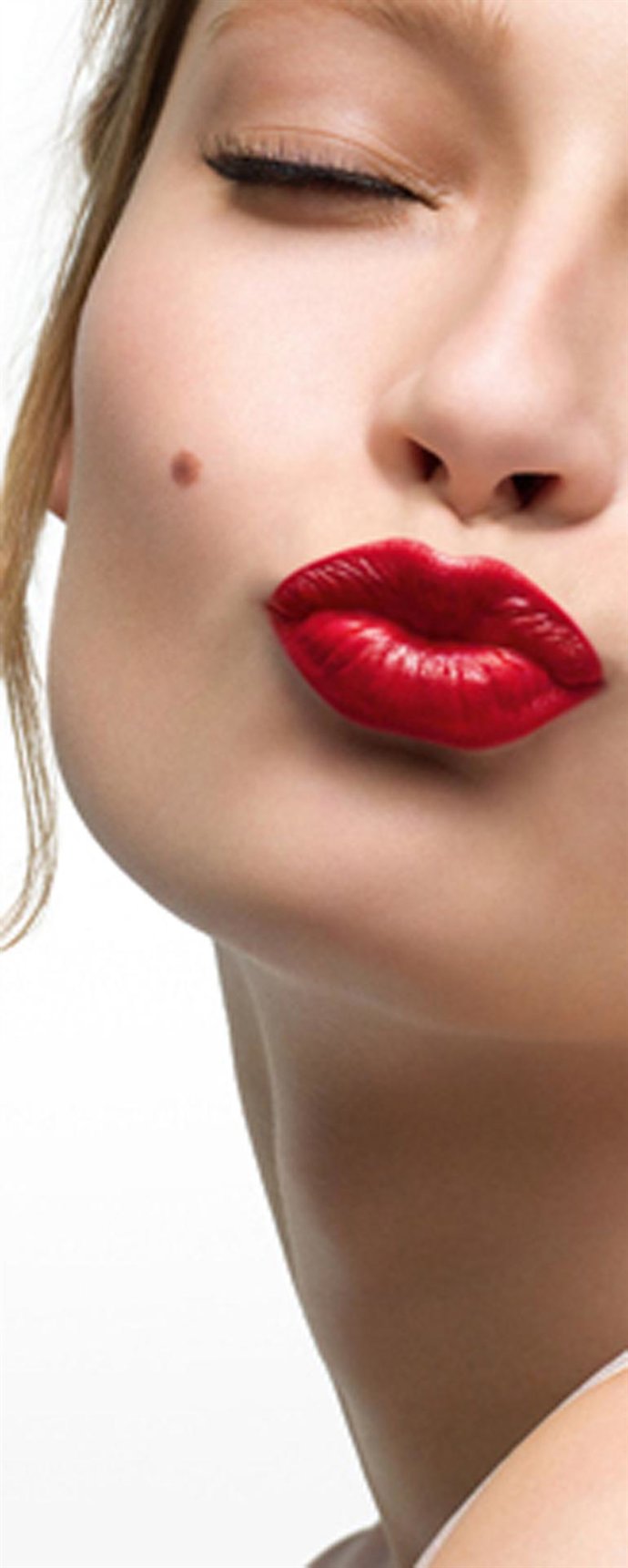 Modelo con el pintalabios Rouge Prodige de Clarins 