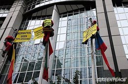Greenpeace deja residuos radiactivos a las puertas de la Eurocámara