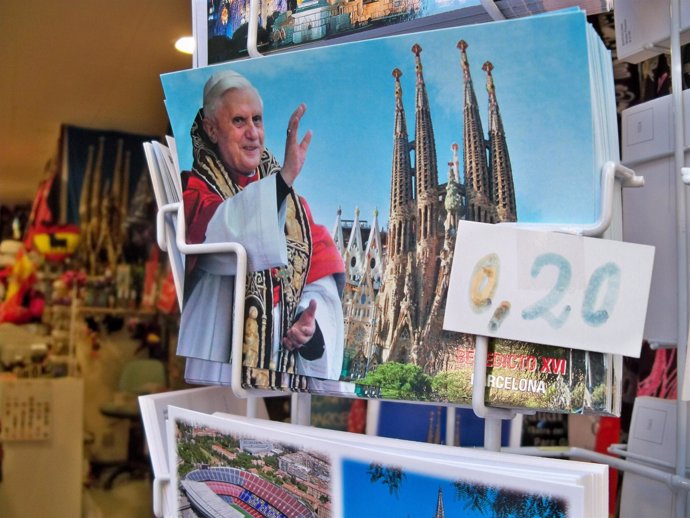 Postal del Papa con la Sagrada Família en una tienda de 'souvenirs' de Barcelona