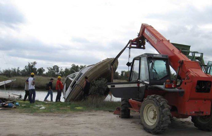 La Generalitat inicia la extracción de embarcaciones en Roses