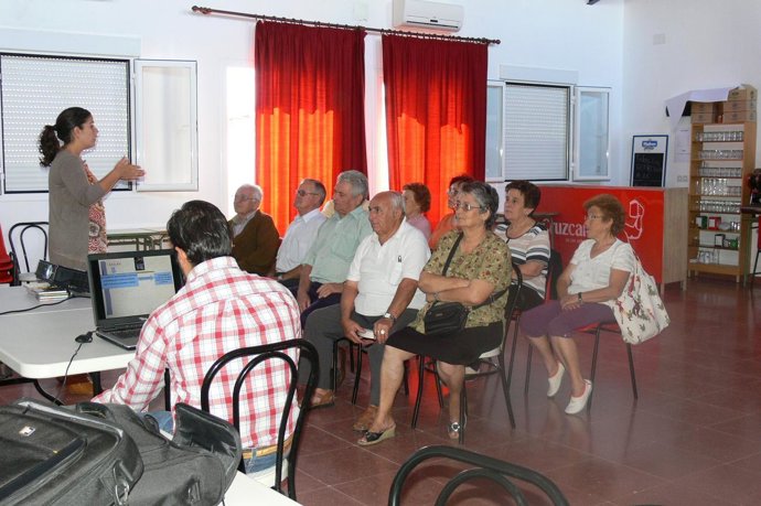 Personas mayores participantes de las charlas informativas