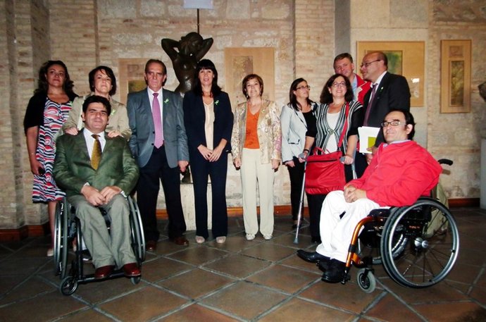 Foto de familia de los participantes.