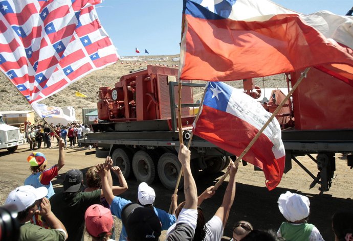 Llega una de las perforadores al taller aledaño al refugio donde se encuentran l