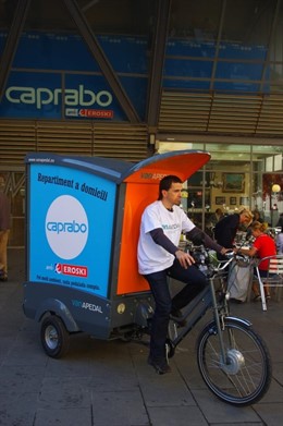 Vehículo eléctrico de Caprabo para el reparto a domicilio