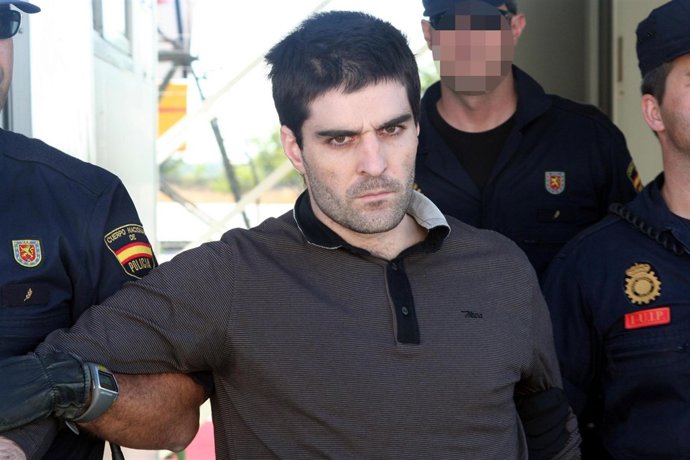 Zengotitabengoa rodeado de los agentes de la Policía Nacional