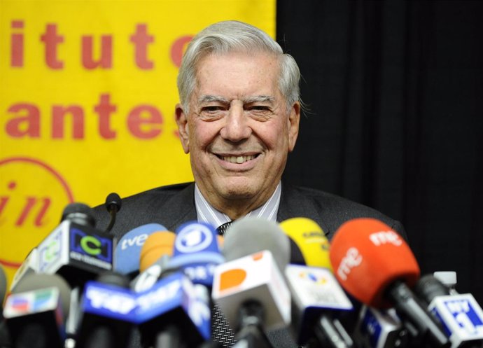 Vargas Llosa rueda de prensa tras conocer el Premio Nobel