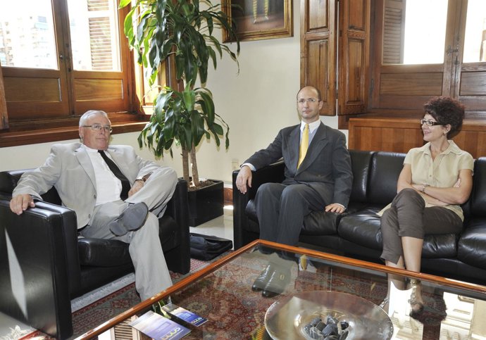El cónsul, en el centro, con el rector