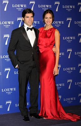 El torero Cayetano Rivera Ordóñez posa junto a su novia, la modelo Eva González 