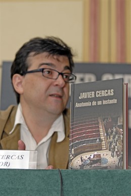 El escritor Javier Cercas y su libro 'Anatomía de un instante'