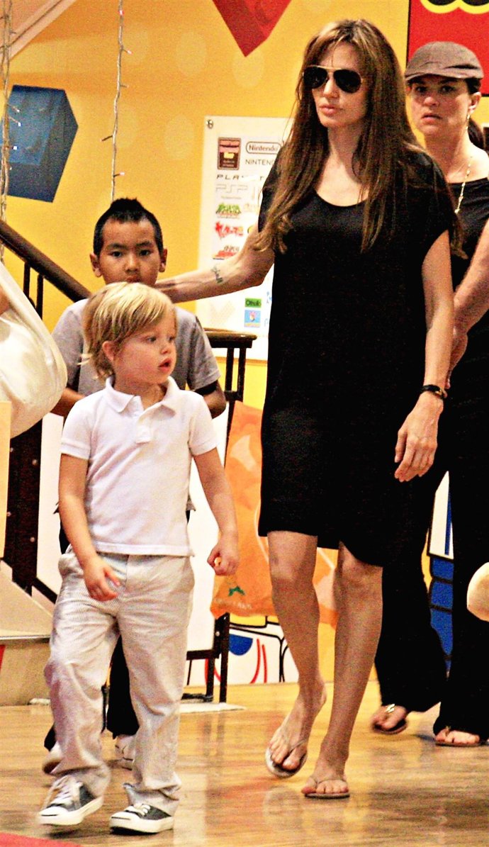 Angelina Jolie con su hija Shiloh y su hijo Maddox