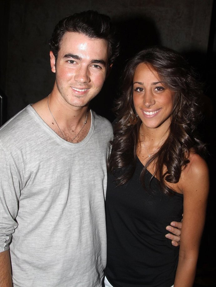 Kevin Jonas y su mujer Danielle Delease posan en el backstage de 'La Familia Ada