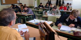 Un profesor imparte clase a sus alumnos