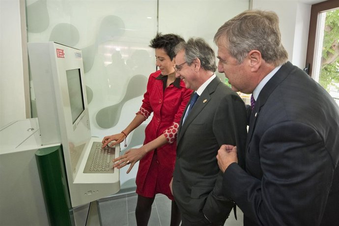 Elma Sáiz, Miguel Sanz, y José Maria Roig en la Agencia de Empleo de Lodosa.