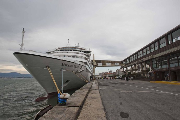 El crucero, atracado en el muelle. 