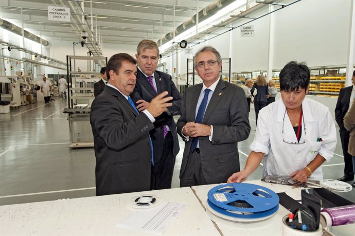 Jesús Falcón muestra las instalaciones de la empresa al presidente Sanz y al con