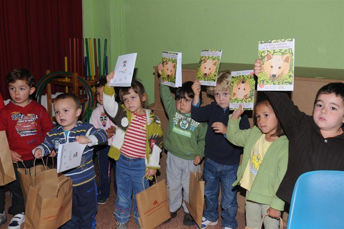 Escolares con el cuadernillo