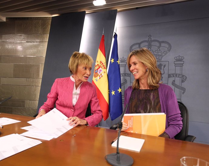 vicepresidenta primera del Gobierno, María Teresa Fernández de la Vega, y minist