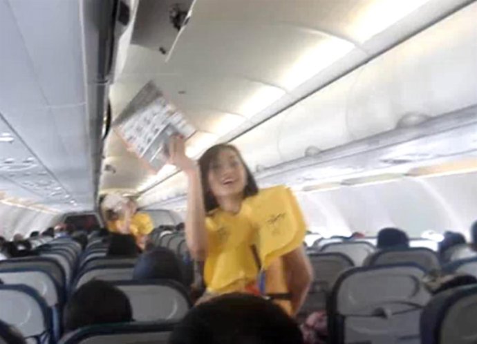 Las azafatas de una aerolínea filipina bailan al ritmo de Lady Gaga.