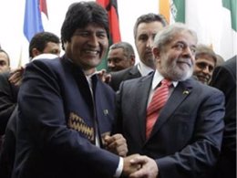 El presidente de Bolivia, Evo Morales, junto a su homólogo brasileño, Luiz Ináci