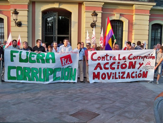 Imagen de la concentración a la que han acudido un centenar de personas