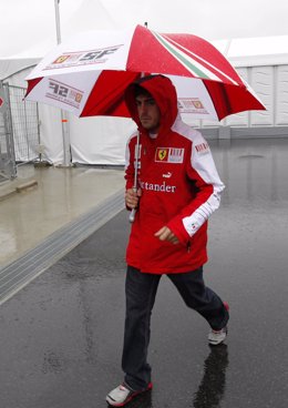 Alonso se protege de la lluvia en Japón