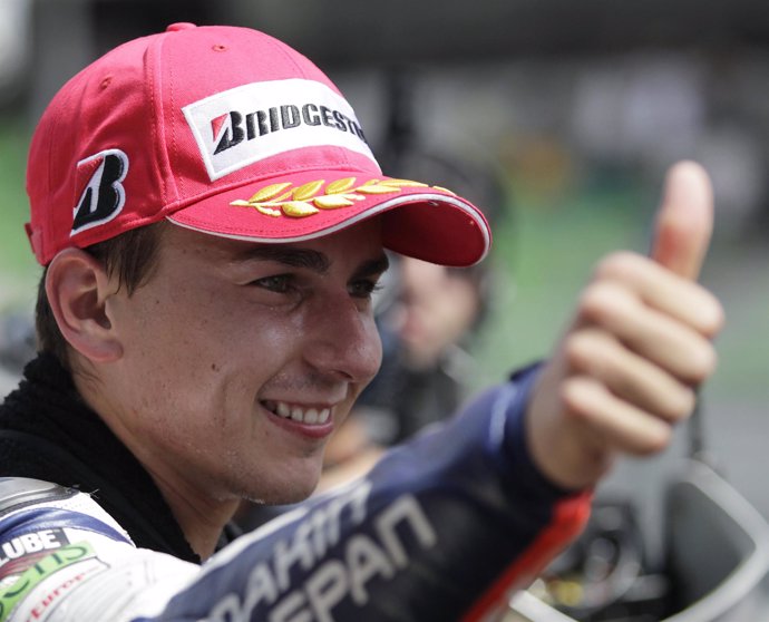 Lorenzo saluda tras conseguir la pole