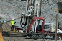 La perforadora llega al taller donde se encuentran atrapados los mineros