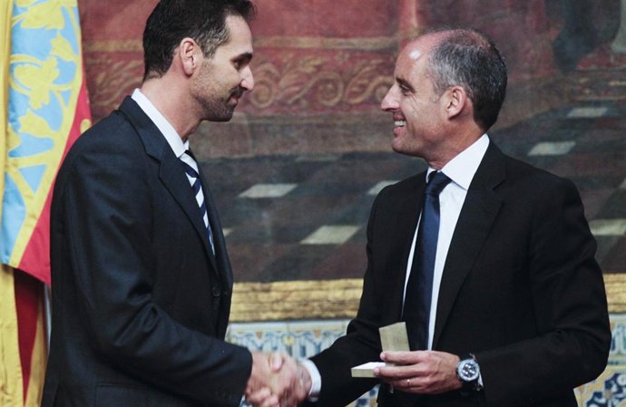 Camps le entrega la medalla a Luengo