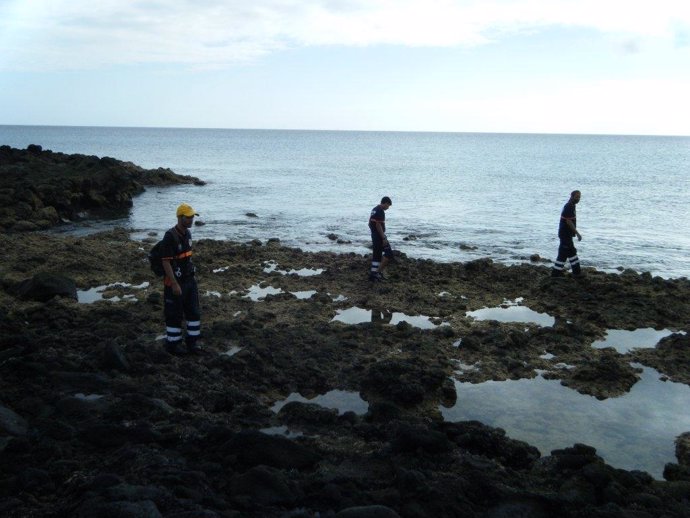 Miembros de los servicios de emergencias buscan por la costa de Fuerteventura