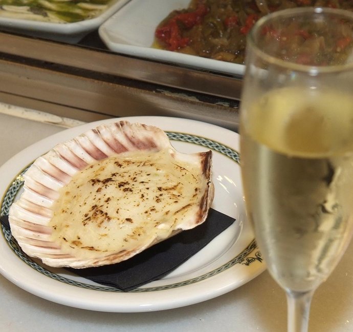 Aperitivo de vieira con cava en La Vendimia del Cava