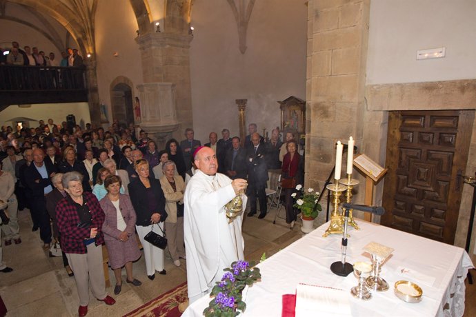 El obispo bendice el altar