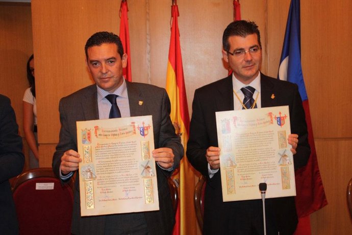Los alcalde con el acta de hermanamiento