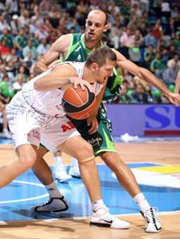 Unicaja y su defensa resisten a San Emeterio